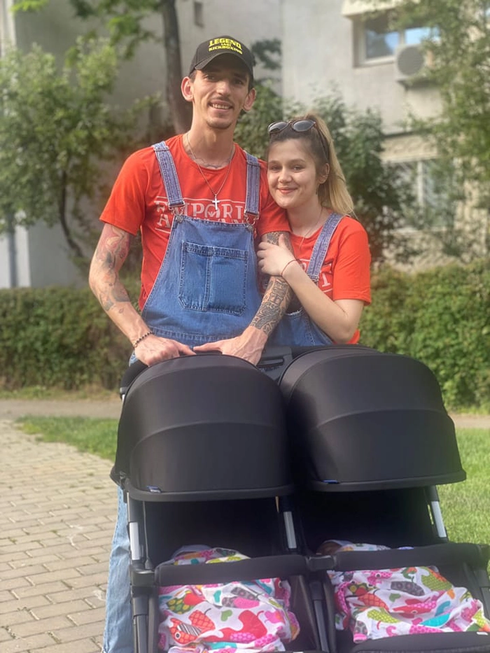  o poza cu gemeni in carut