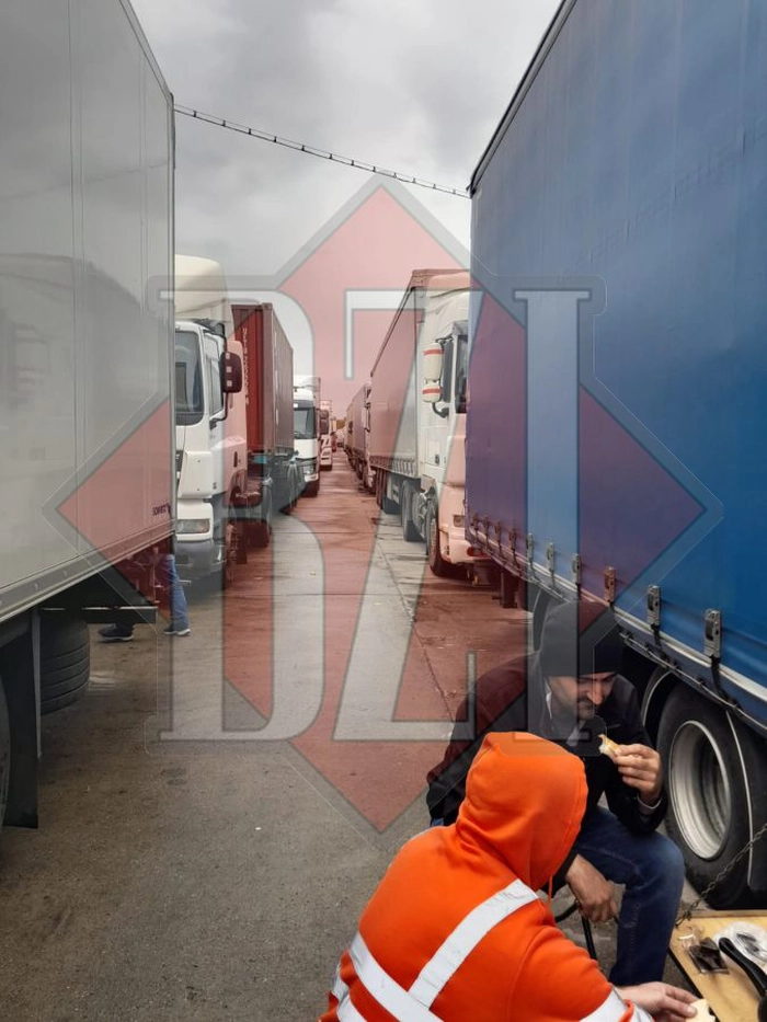 doi conducatori auto care mananca intre tiruri