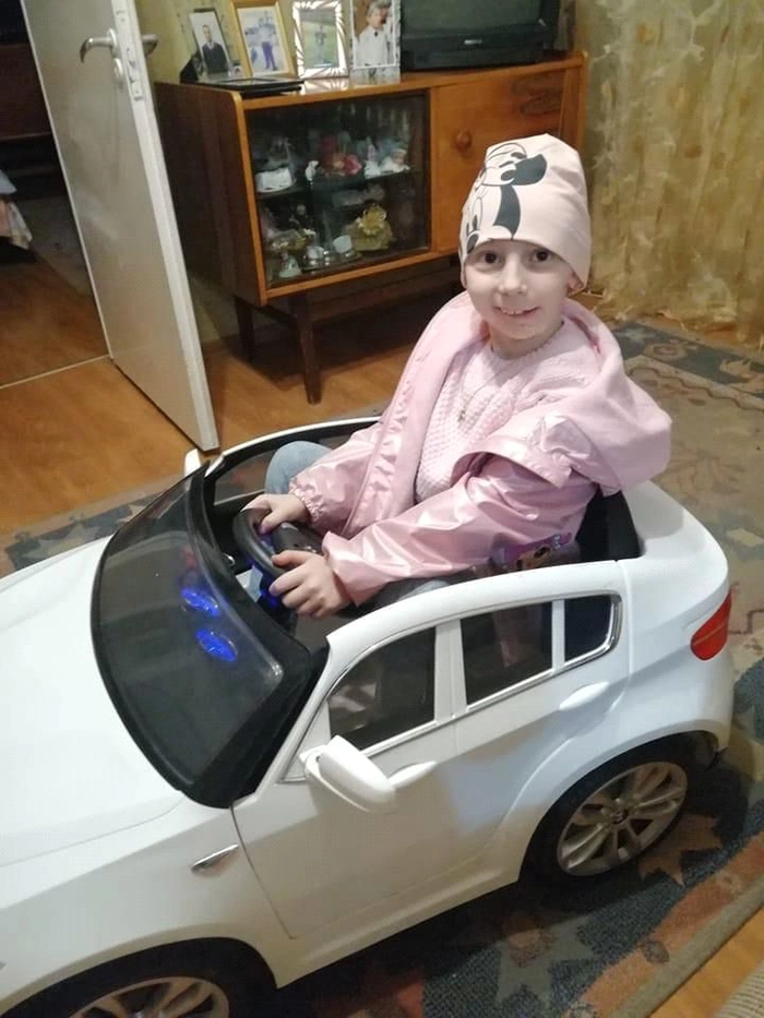 o poza cu o fetita intr-o masina