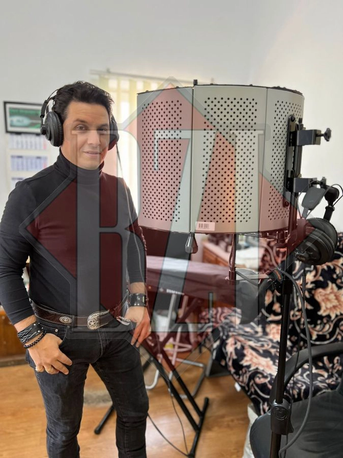  o persoana care canta intr un studio