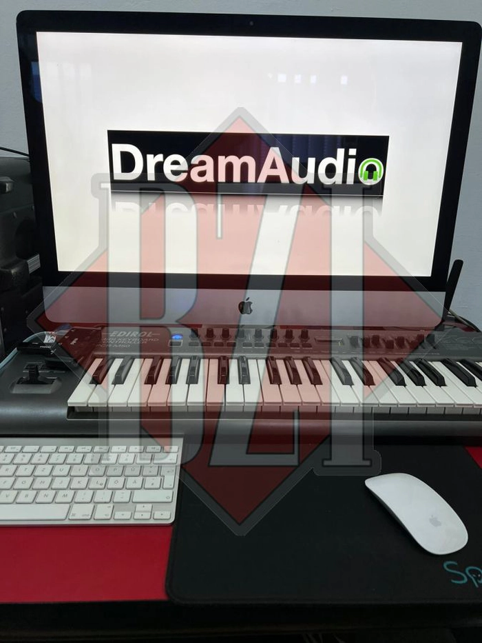 o poza cu monitoarele dintr un studio