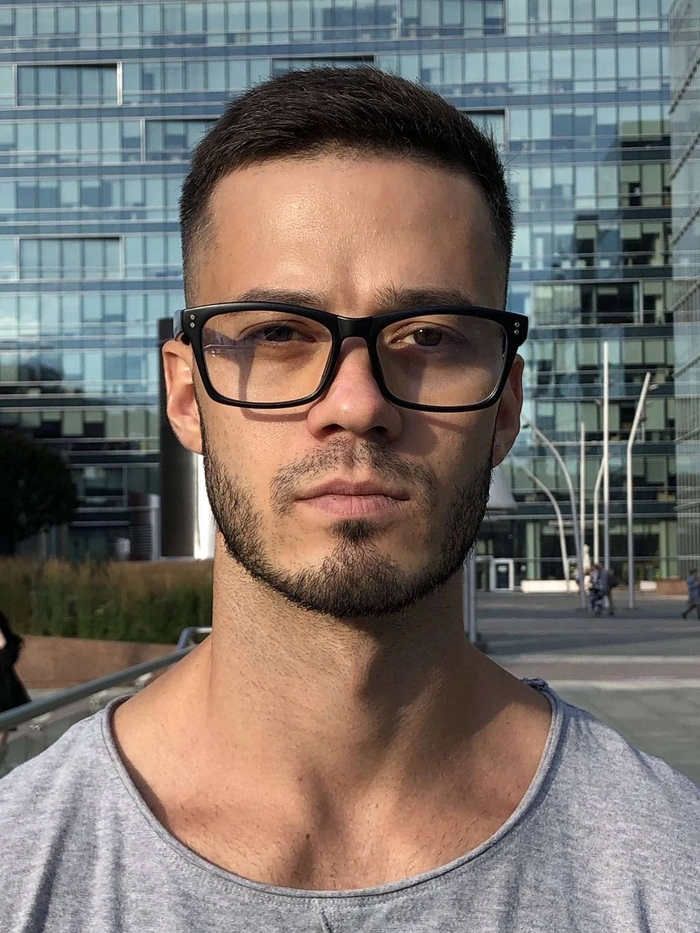 barbat care poarta ochelari fara dioptrii