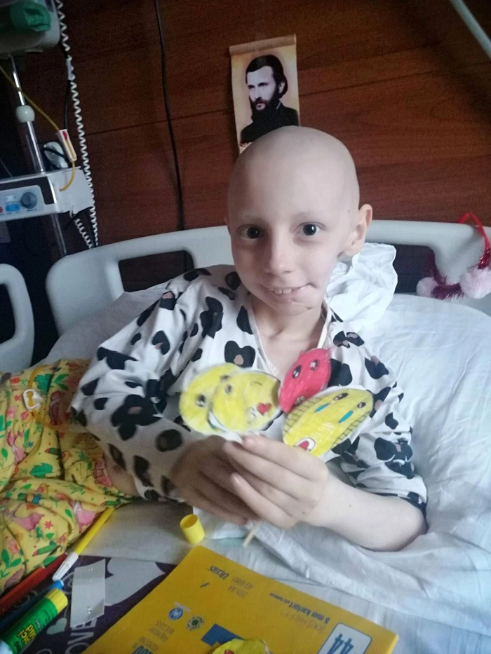 o poză cu o fetita in spital care deseneaza