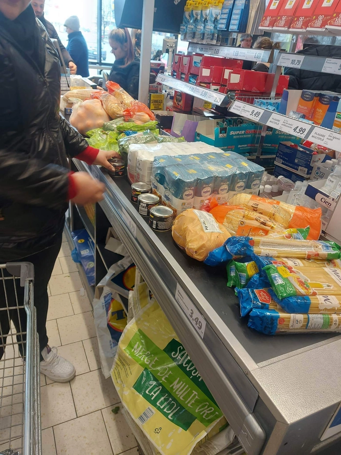 o poză cu mai multe alimente
