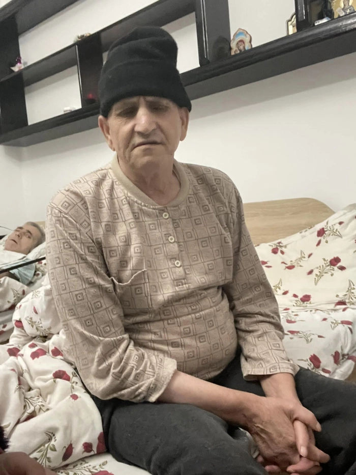 o poză cu o persoana care stă pe o canapea