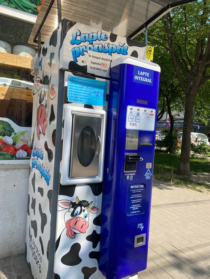  poză cu un dozator de lapte din cartierul Dacia