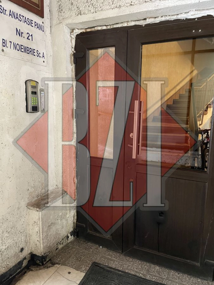 o poză de la intrarea în bloc