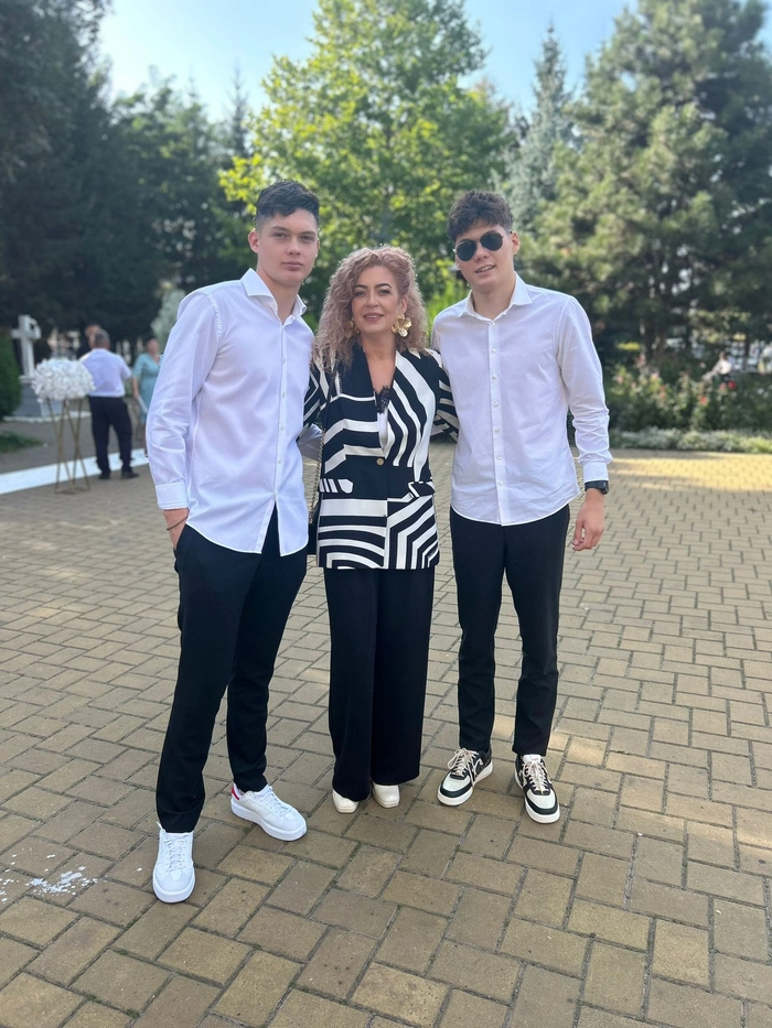 Angelos Grosariu cu fratele sau si mama sa