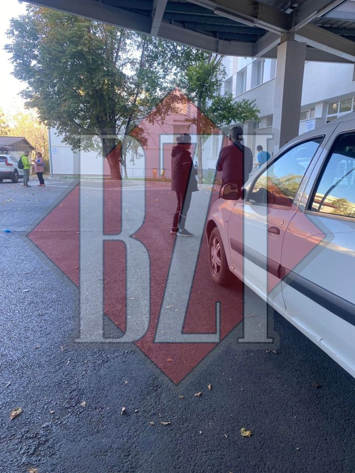 poză cu mamă care a fost jignită de femeia de serviciu pentrru că a luat mai multe bucăți de hârtie igienică