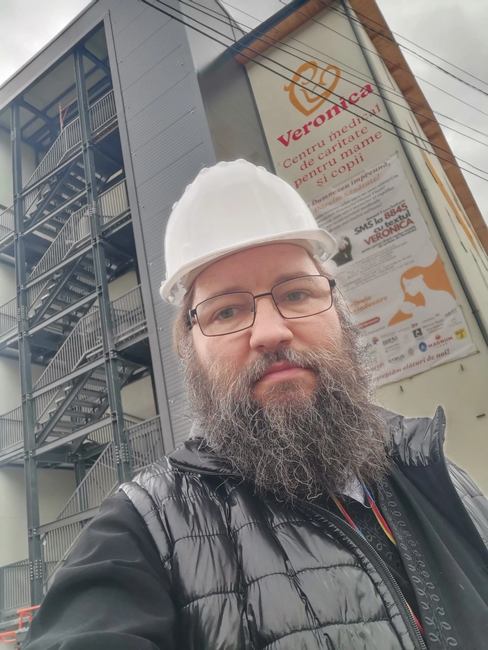 o poză cu părintele Dan Damaschin