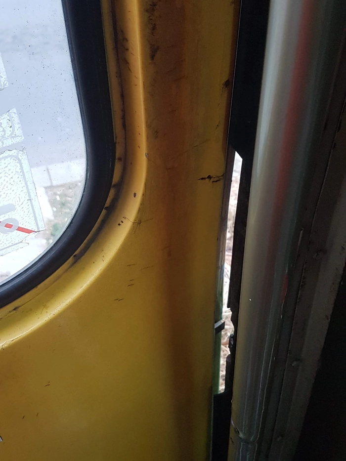tramvai geam crăpat