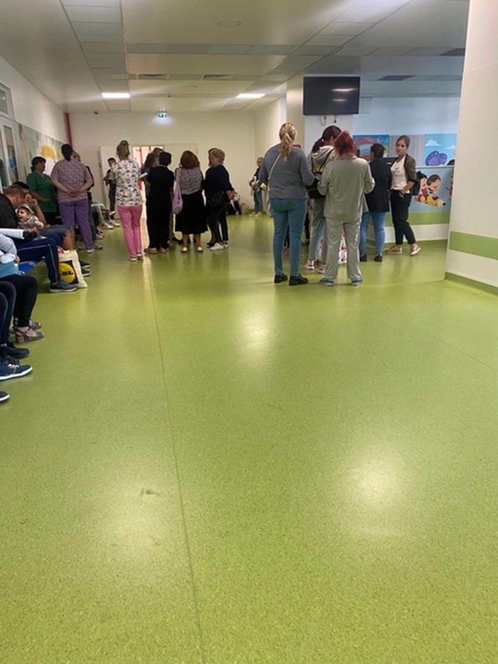 pacienți pe holul spitalului „Sf. Maria” din Iași