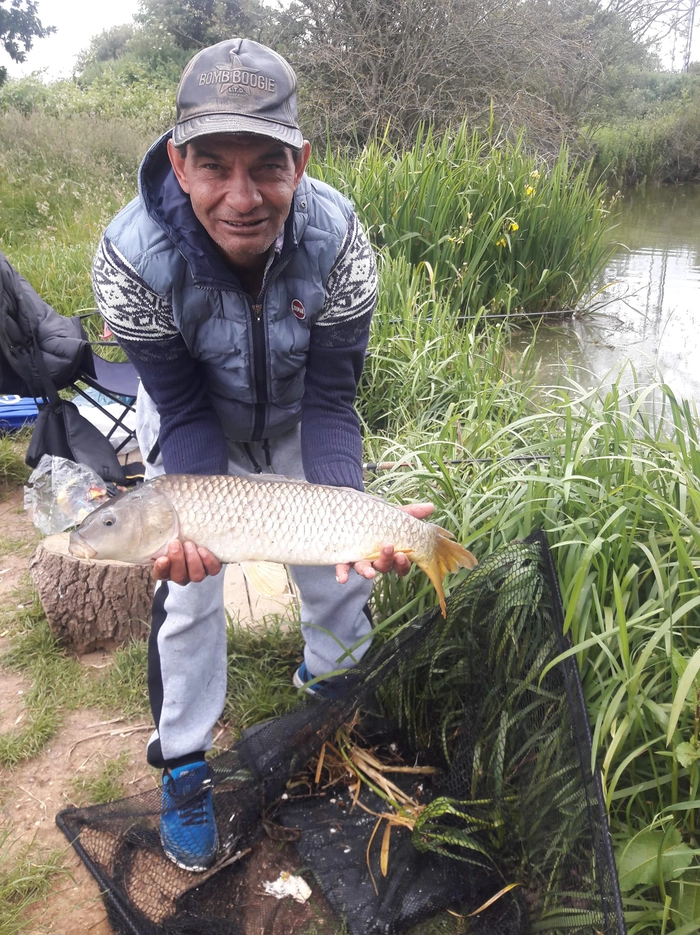  o poza cu Mihai, care are un peste in mana