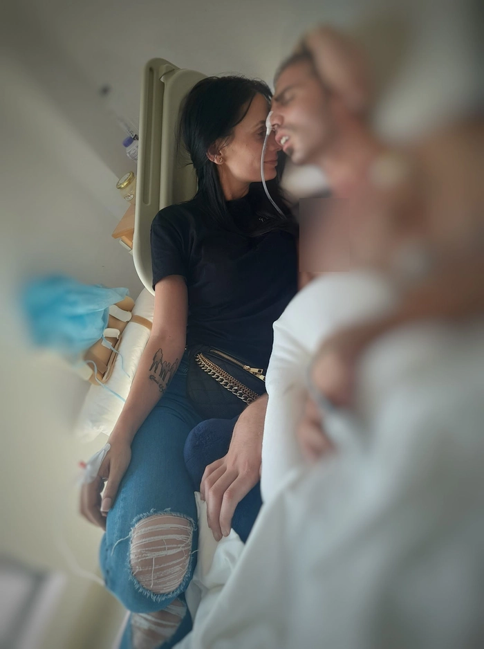 o poza cu Larisa la sotul ei la spital
