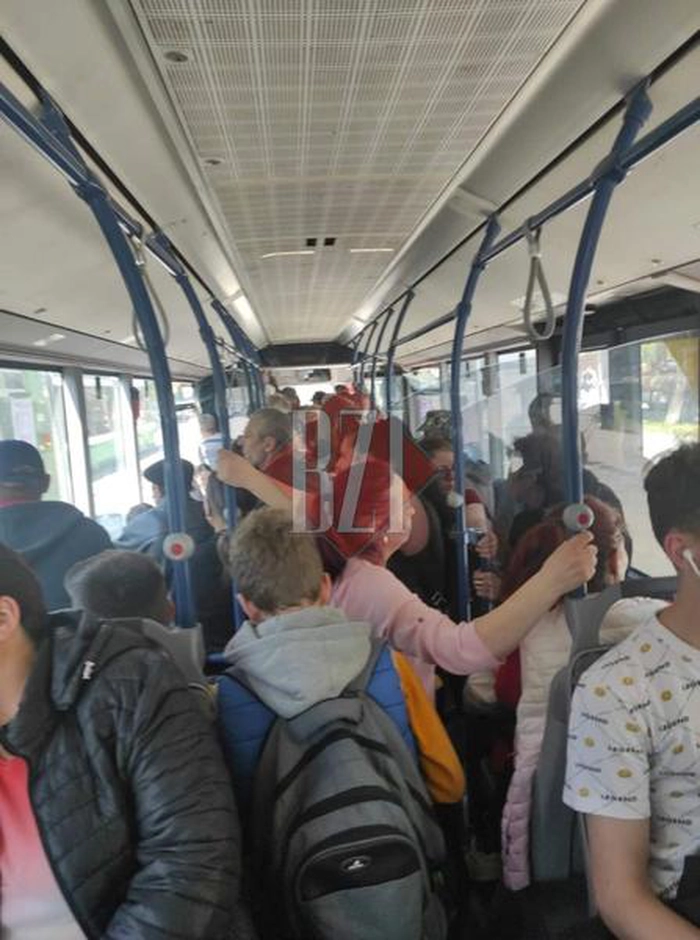  mijloc de transport in comun in care oamenii stau inghesuiti