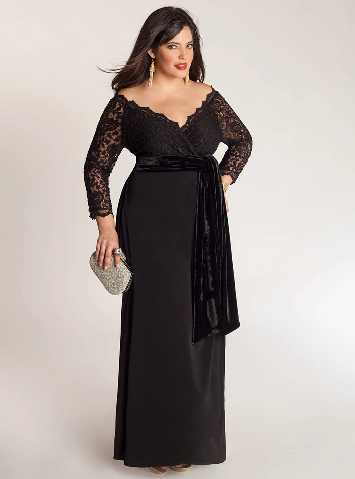 femeie plinuta in rochie de nasa