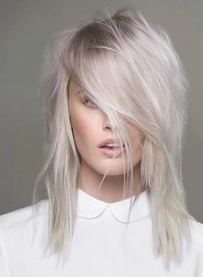 femeie cu parul vopsit in blond cenusiu