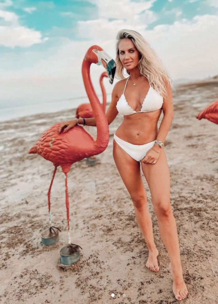 Andreea Banpcă pe plajă în Egipt cu un flamingo