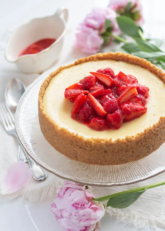 un cheesecake fara coacere cu mascarpone decorat cu capsuni pe o farfurie
