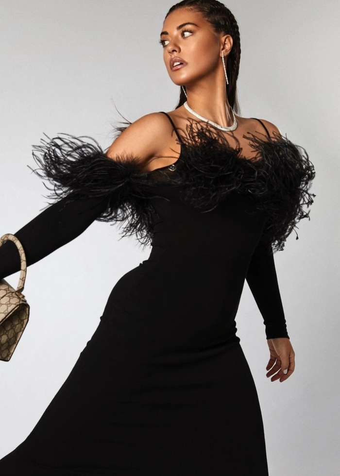 antonia intr-o rochie neagra eleganta