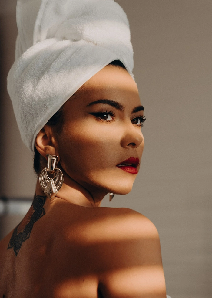 inna cu prosop pe cap si tatuaj pe gat, cercei mari si ruj rosu