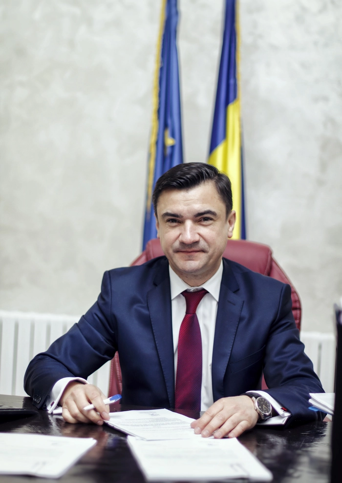 Mihai Chirica la birou