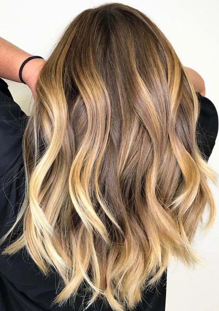 femeie cu parul blond inchis
