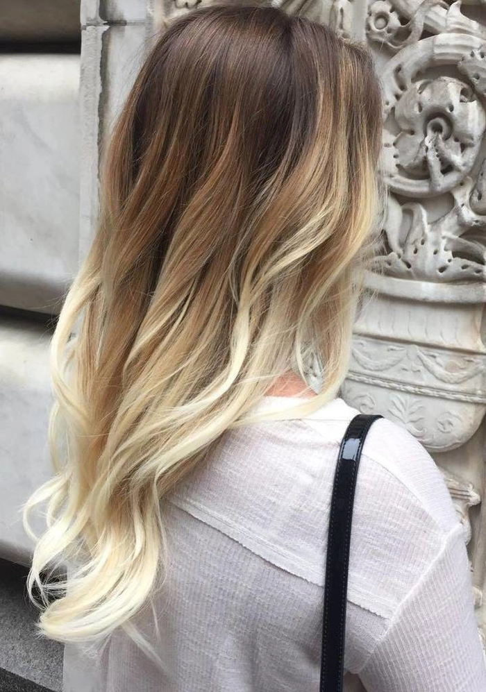 parul blond a unei femei