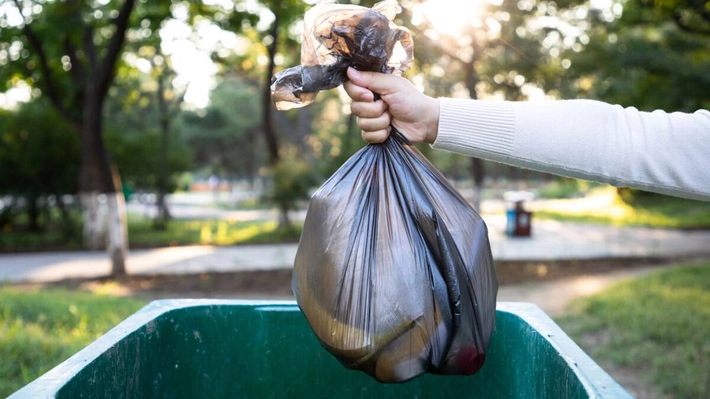 Lege nouă pentru gunoi! Amendă dacă arunci gunoiul când nu trebuie