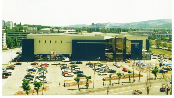 Shopping împreună din 2000! 25 de ani de la deschiderea Iulius Mall, primul mall din afara Capitalei!