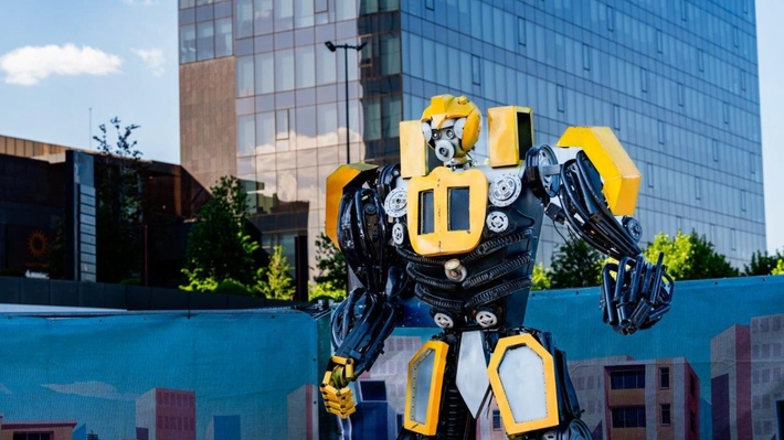 Expoziția „Transform Robots Alive” aduce 14 roboți gigant în Iulius Town, dar și trambulină, paintball și alte surprize