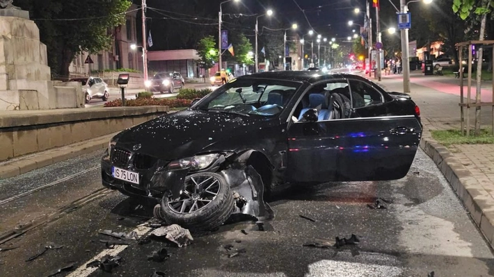 Accident rutier la Fundație! O mașină este distrusă