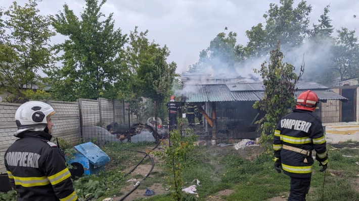 Incendiu în orașul Târgu Frumos! O anexă gospodarească a fost cuprinsă de flăcări