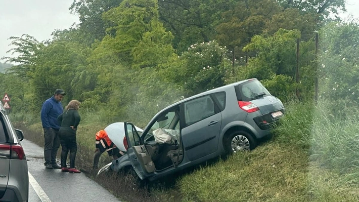 Accident rutier pe Drumul European, în dreptul localității Strunga. Un autoturism a ieșit în decor