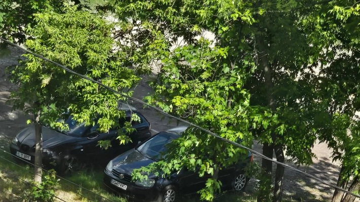 Atenție șoferi! Nu claxonați pe stradela Grădinari. Pe un ieșean l-a luat somnul pe trotuar