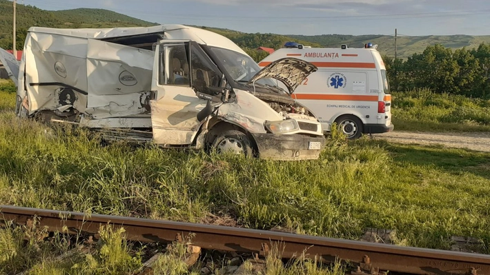 Accident petrecut la o trecere la nivel cu calea ferată! O autoutilitară condusă de un ieșean a fost lovită de un tren