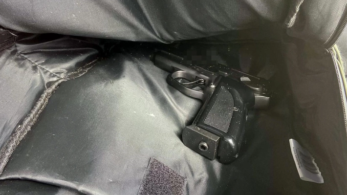 Bărbat cu armă neletală ascunsă în autoturism, prins la frontieră și sancționat penal