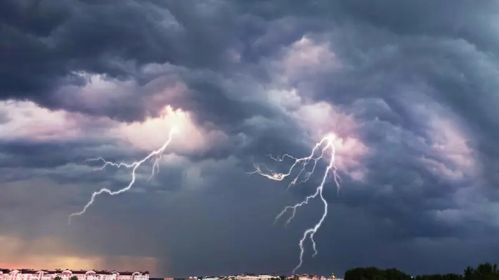 Alertă meteo! Cod Portocaliu de furtuni violente la Iași: grindină, vijelii și averse torențiale în aceste localități
