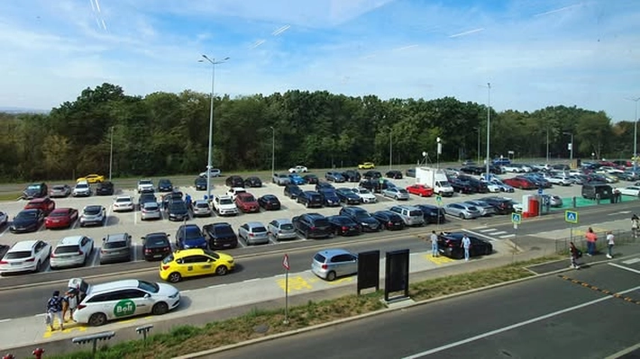 Aeroportul Internațional din Iași a anunțat noi modificări privind accesul în parcare! Ce tarife trebuie să plătească pasagerii