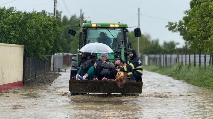 România, lovită de viituri devastatoare! Zeci de oameni din Botoșani au fost evacuați cu excavatorul în miezul potopului 