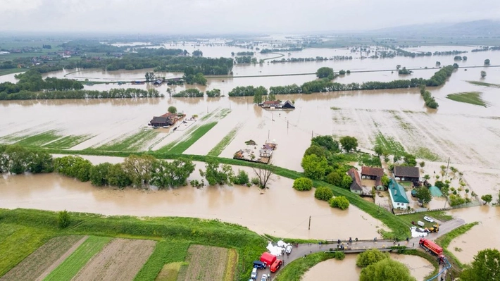 Inundații de proporții! Aproximativ 400 de persoane evacuate în 4 județe din România. Peste 1.000 izolate rutier și feroviar