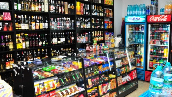 Micile magazine alimentare din România: Profituri mari, dar creștere limitată în fața giganților retail