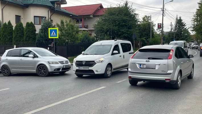 În această intersecție din Iași, polițiștii rutieri ar putea aplica zeci de amenzi, în câteva minute! Șoferii ignoră indicatorul rutier, cu nepăsare