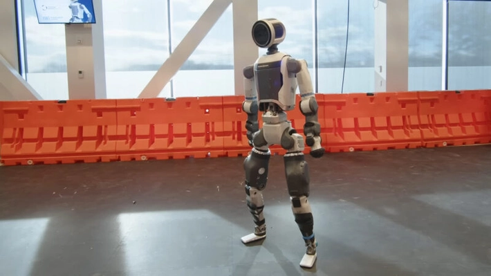 Halucinant! Un robot umanoid „s-a trezit” și a devenit un adevărat coșmar pentru ingineri. Nimeni nu-l mai poate controla!
