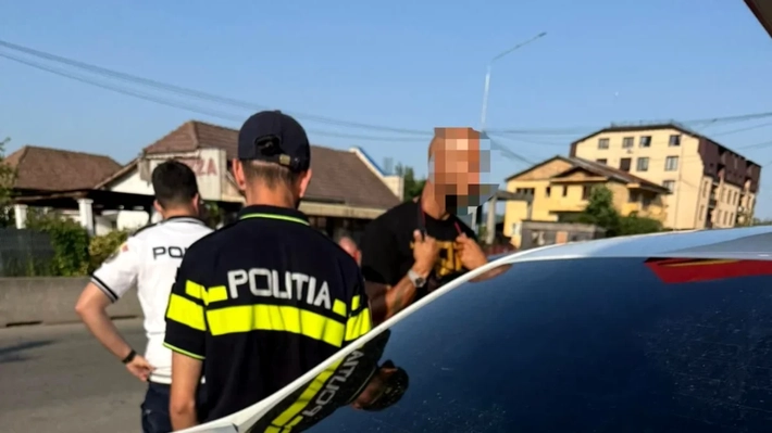 Andrew Tate, prins conducând cu 196 km/h într-o localitate din Vâlcea. A fost amendat și lăsat fără permis