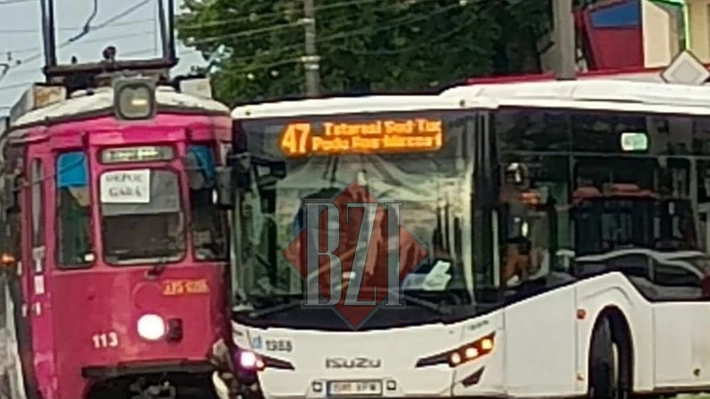 Accident rutier în municipiul Iași! Două vehicule ale CTP Iași, un autobuz și un tramvai, au intrat în coliziune – UDPDATE