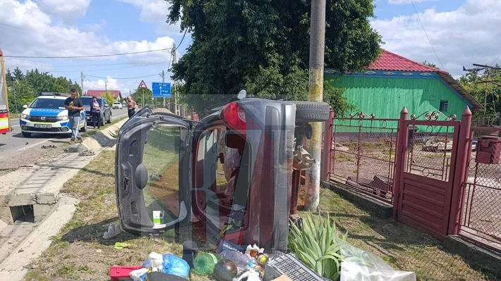 Accident rutier în comuna Rediu. Un autoturism s-a răsturnat în afara părții carosabile
