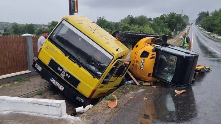 Accident rutier în județul Iași! O autoutilitară a intrat într-un șanț