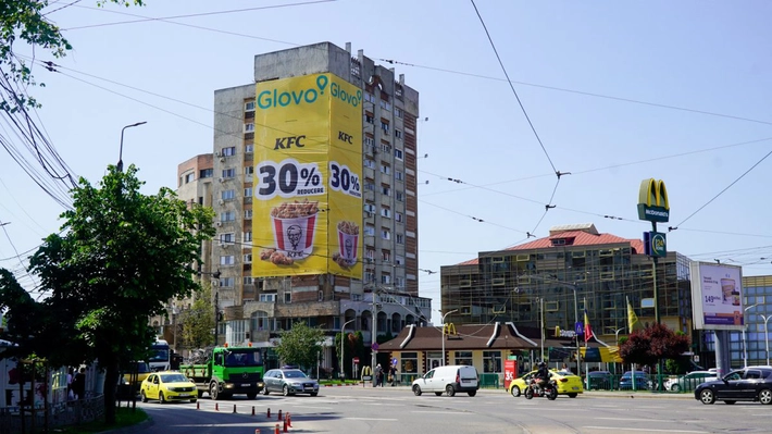 Războiul giganților, la Iași. Culmea aroganței: KFC a montat o reclamă uriașă în față la McDonald’s