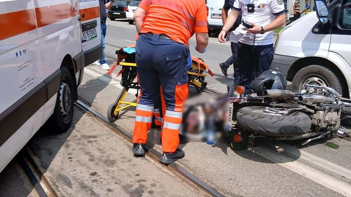 Accident rutier în Tătărași. Un motociclist a fost lovit de un autoturism